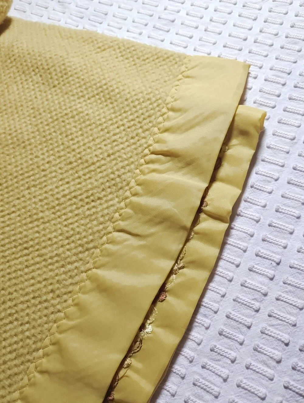 Vtg Sears Embroidery Satin Trim Blanket Gold Waffle Weave Embroidered 85x66